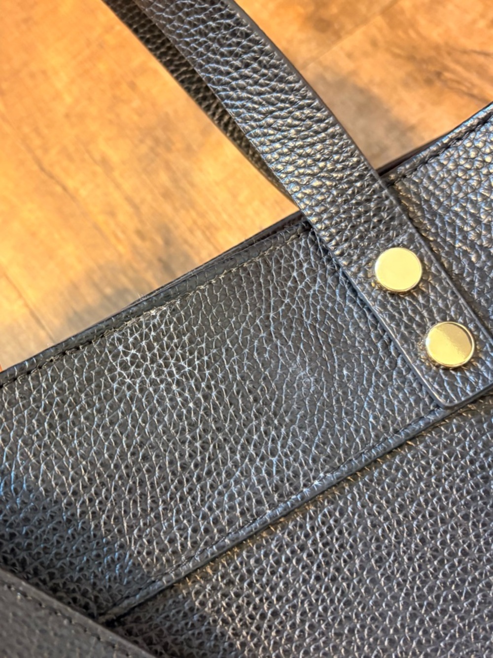 MARK & GRAHAM | Essential Leather Tote in Black with Gold Hardware - Picture 6 of 9